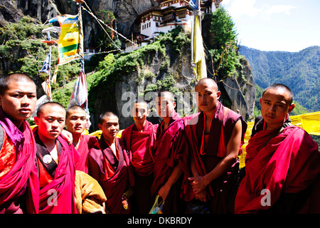 Monaci bhutanesi scalata alla Tiger's Nest,10,180 piedi alto,cliffhanger,pellegrinaggio buddista,molto sacro luogo santo,paro bhutan Foto Stock