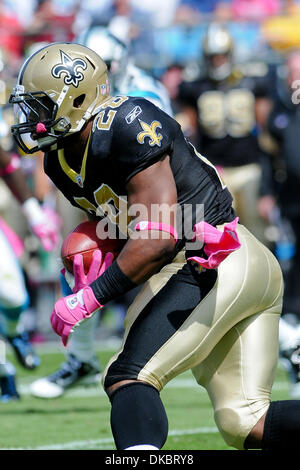 Il 9 ottobre, 2011 - Charlotte, North Carolina, Stati Uniti - New Orleans Saints running back Mark Ingram (28) porta la palla fino alla metà.Santi sconfiggere le pantere 30-27 presso la Bank of America Stadium a Charlotte nella Carolina del Nord. (Credito Immagine: © Anthony Barham/Southcreek/ZUMAPRESS.com) Foto Stock