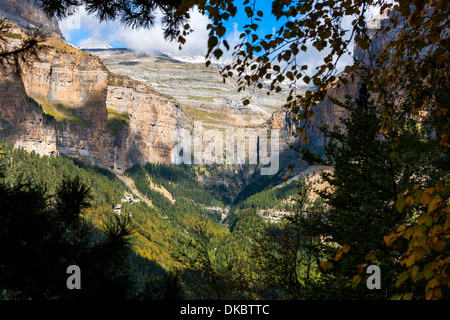 Vista sulla valle di Ordesa da Faja Pelay, Parque Nacional de Ordesa y Monte Perdido, Pirenei, Huesca, Aragona, Spagna, Europa. Foto Stock