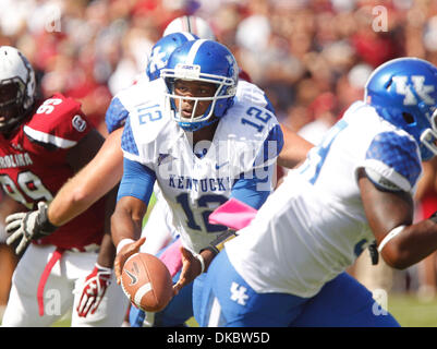 Ottobre 8, 2011 - Columbia, S.C, US - Morgan Newton ha consegnato la palla per una opzione che è stata intercettata nel primo trimestre del Kentucky a S. Carolina del gioco del calcio a Williams-Brice Stadium in Columbia, S.C., ad Ottobre 8, 2011. Foto di Pablo Alcala | personale (credito Immagine: © Lexington Herald-Leader/ZUMAPRESS.com) Foto Stock