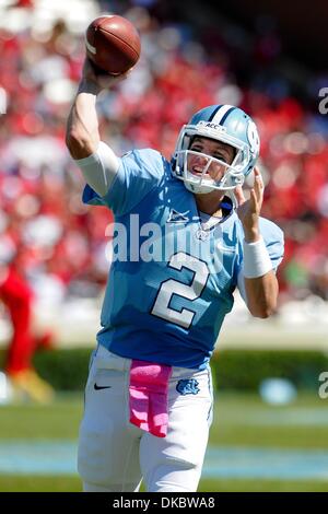Ottobre 8, 2011 - Chapel Hill, North Carolina, USA - North Carolina Tar Heels quarterback Bryn Renner (2).North Carolina sconfigge Louisville 14-7 a Kenan Stadium di Chapel Hill nella Carolina del Nord. (Credito Immagine: © Anthony Barham/Southcreek/ZUMAPRESS.com) Foto Stock