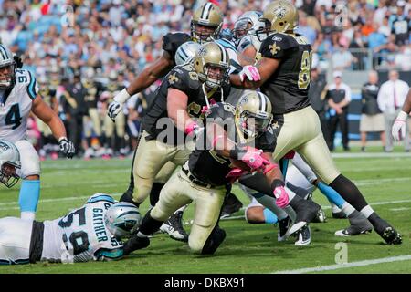 Il 9 ottobre, 2011 - Charlotte, North Carolina, Stati Uniti - New Orleans Saints running back Mark Ingram (28) scava duro fino al centro.Santi sconfiggere le pantere 30-27 presso la Bank of America Stadium a Charlotte nella Carolina del Nord. (Credito Immagine: © Anthony Barham/Southcreek/ZUMAPRESS.com) Foto Stock