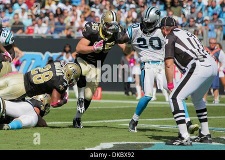 Il 9 ottobre, 2011 - Charlotte, North Carolina, Stati Uniti - New Orleans Saints running back Mark Ingram (28) scava duro fino al centro.Santi sconfiggere le pantere 30-27 presso la Bank of America Stadium a Charlotte nella Carolina del Nord. (Credito Immagine: © Anthony Barham/Southcreek/ZUMAPRESS.com) Foto Stock