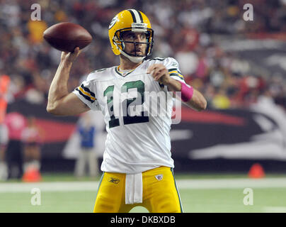 Ottobre 10, 2011 - Atlanta, Georgia, Stati Uniti - Green Bay Packers quarterback Aaron Rodgers (#12) passa la palla contro i falchi di Atlanta nel terzo trimestre presso il Georgia Dome. I packers sconfitti i falchi 25-14. (Credito Immagine: © Erik Lesser/ZUMAPRESS.com) Foto Stock