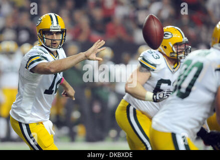 Ottobre 10, 2011 - Atlanta, Georgia, Stati Uniti - Green Bay Packers quarterback Aaron Rodgers (#12) passi la palla contro i falchi di Atlanta nel secondo trimestre presso il Georgia Dome. I packers sconfitti i falchi 25-14. (Credito Immagine: © Erik Lesser/ZUMAPRESS.com) Foto Stock