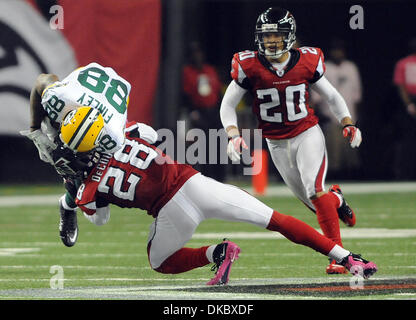 Ottobre 10, 2011 - Atlanta, Georgia, Stati Uniti - Green Bay Packers manualmente l'estremità JERMICHAEL FINLEY (#88) viene affrontato da Atlanta Falcons sicurezza DECOUD THOMAS (#28) nel terzo trimestre presso il Georgia Dome. I packers sconfitti i falchi 25-14. (Credito Immagine: © Erik Lesser/ZUMAPRESS.com) Foto Stock