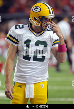 Ottobre 10, 2011 - Atlanta, Georgia, Stati Uniti - Green Bay Packers quarterback Aaron Rodgers (#12) punti ai suoi occhi prima di giocare con i falchi di Atlanta in Georgia Dome. I packers sconfitti i falchi 25-14. (Credito Immagine: © Erik Lesser/ZUMAPRESS.com) Foto Stock