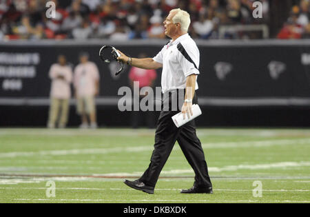 Ottobre 10, 2011 - Atlanta, Georgia, Stati Uniti - Atlanta Falcons capo allenatore Mike Smith si lamenta di una chiamata mentre è in corso la riproduzione di Green Bay Packers nella seconda metà presso il Georgia Dome. I packers sconfitti i falchi 25-14. (Credito Immagine: © Erik Lesser/ZUMAPRESS.com) Foto Stock