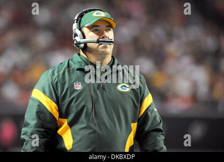 Ottobre 10, 2011 - Atlanta, Georgia, Stati Uniti - Green Bay Packers allenatore Mike McCarthy analizza il quadro di valutazione come giocano i falchi di Atlanta nel terzo trimestre presso il Georgia Dome. I packers sconfitti i falchi 25-14. (Credito Immagine: © Erik Lesser/ZUMAPRESS.com) Foto Stock