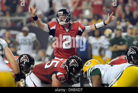 Ottobre 10, 2011 - Atlanta, Georgia, Stati Uniti - Atlanta Falcons quarterback Matt Ryan (#2) fornisce un segnale acustico di giocare in corrispondenza della linea di scrimmage contro il Green Bay Packers nel primo semestre presso il Georgia Dome. I packers sconfitti i falchi 25-14. (Credito Immagine: © Erik Lesser/ZUMAPRESS.com) Foto Stock