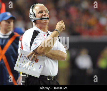 Ottobre 10, 2011 - Atlanta, Georgia, Stati Uniti - Atlanta Falcons capo allenatore Mike Smith guarda il suo team play Green Bay Packers presso il Georgia Dome. I packers sconfitti i falchi 25-14. (Credito Immagine: © Erik Lesser/ZUMAPRESS.com) Foto Stock