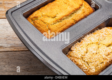 Pane appena sfornato due mini polpettine di senza glutine farina di cocco pane nella teglia da forno Foto Stock