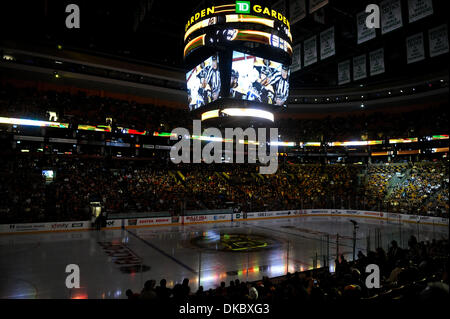 Ottobre 10, 2011 - Boston, Massachusetts, STATI UNITI - TD Garden folla si prepara per il gioco. Il Colorado Avalanche sconfitta dei Boston Bruins 1 - 0 a TD Garden. (Credito Immagine: © Geoff Bolte/Southcreek/ZUMAPRESS.com) Foto Stock