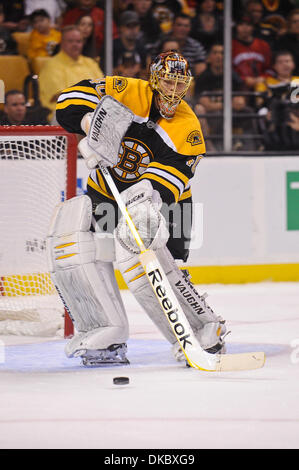 Ottobre 10, 2011 - Boston, Massachusetts, STATI UNITI - Boston Bruins goalie Tuukka Rask (40) cancella il puck. Il Colorado Avalanche sconfitta dei Boston Bruins 1 - 0 a TD Garden. (Credito Immagine: © Geoff Bolte/Southcreek/ZUMAPRESS.com) Foto Stock