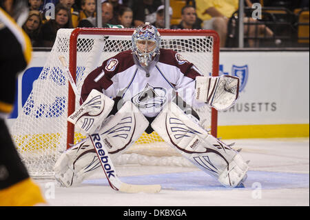 Ottobre 10, 2011 - Boston, Massachusetts, Stati Uniti - Colorado Avalanche goalie Semyon Varlamov (1) orologi il gioco intensamente. Il Colorado Avalanche sconfitta dei Boston Bruins 1 - 0 a TD Garden. (Credito Immagine: © Geoff Bolte/Southcreek/ZUMAPRESS.com) Foto Stock