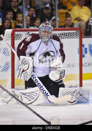 Ottobre 10, 2011 - Boston, Massachusetts, Stati Uniti - Colorado Avalanche goalie Semyon Varlamov (1) blocchi il colpo sull'obiettivo. Il Colorado Avalanche sconfitta dei Boston Bruins 1 - 0 a TD Garden. (Credito Immagine: © Geoff Bolte/Southcreek/ZUMAPRESS.com) Foto Stock