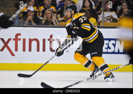 Ottobre 10, 2011 - Boston, Massachusetts, STATI UNITI - Boston Bruins center Patrice Bergeron (37) gestisce il puck. Il Colorado Avalanche sconfitta dei Boston Bruins 1 - 0 a TD Garden. (Credito Immagine: © Geoff Bolte/Southcreek/ZUMAPRESS.com) Foto Stock