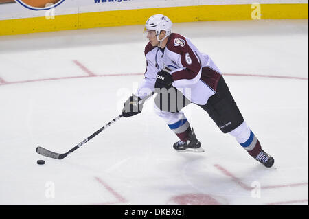 Ottobre 10, 2011 - Boston, Massachusetts, Stati Uniti - Colorado Avalanche defenceman Erik Johnson (6) gestisce il puck. Il Colorado Avalanche sconfitta dei Boston Bruins 1 - 0 a TD Garden. (Credito Immagine: © Geoff Bolte/Southcreek/ZUMAPRESS.com) Foto Stock