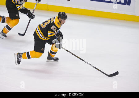 Ottobre 10, 2011 - Boston, Massachusetts, STATI UNITI - Boston Bruins ala sinistra Brad Marchand (63). Il Colorado Avalanche sconfitta dei Boston Bruins 1 - 0 a TD Garden. (Credito Immagine: © Geoff Bolte/Southcreek/ZUMAPRESS.com) Foto Stock