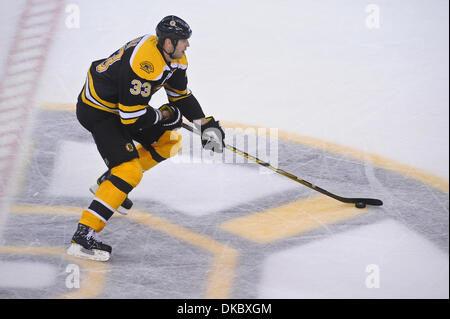 Ottobre 10, 2011 - Boston, Massachusetts, STATI UNITI - Boston Bruins defenceman Zdeno Chara (33). Il Colorado Avalanche sconfitta dei Boston Bruins 1 - 0 a TD Garden. (Credito Immagine: © Geoff Bolte/Southcreek/ZUMAPRESS.com) Foto Stock