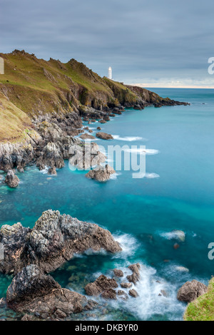 Il punto di inizio con il faro, Sud prosciutti, Devon, Inghilterra, Regno Unito, Europa. Foto Stock
