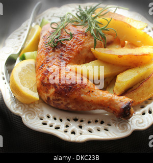 Pollo arrosto gamba con patate fritte e limone Foto Stock