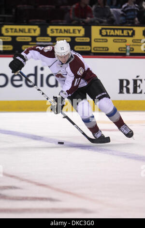 Ottobre 15, 2011 - Montreal, Quebec, Canada - Colorado Avalanche avanti Kevin Porter (12) riceve un pass durante il warm-up prima di Montreal Canadiens' gioco contro il Colorado Avalanche al Bell Centre. (Credito Immagine: © Phillippe Champoux/Southcreek/ZUMAPRESS.com) Foto Stock