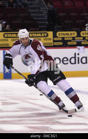 Ottobre 15, 2011 - Montreal, Quebec, Canada - Colorado Avalanche avanti Daniel Winnik (34) riceve un pass durante il warm-up prima di Montreal Canadiens' gioco contro il Colorado Avalanche al Bell Centre. (Credito Immagine: © Phillippe Champoux/Southcreek/ZUMAPRESS.com) Foto Stock