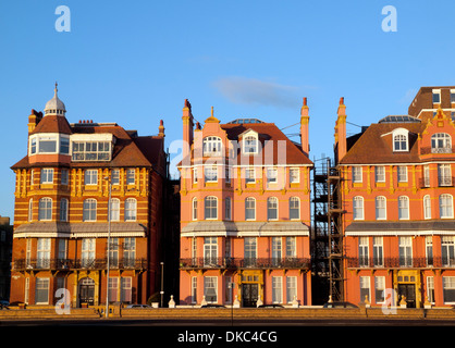 Edifici storici sulla Kingsway a Hove,Brighton come visto dai prati di Hove Foto Stock