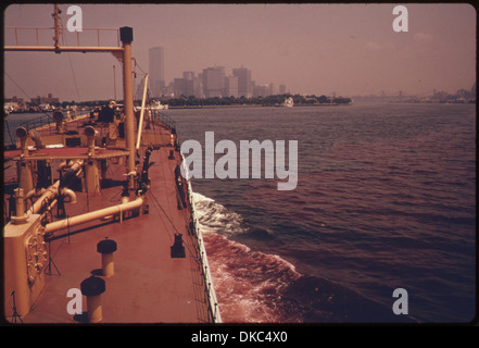 Il colorante chimico è visibile nell'Upper New York Bay, originario di uno stabilimento di Brooklyn. Il colorante è trasportato da fiumi vicini, riflettendo l'impatto ambientale delle attività industriali nella regione. Foto Stock