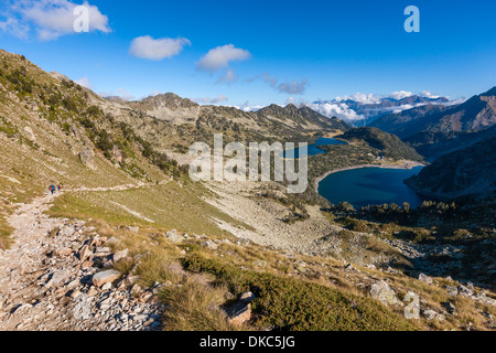 Vista su Lac D'Aumar e Lac D'Aubert, Reserva Natural de Néouvielle, Pirenei francesi, in Francia, in Europa. Foto Stock