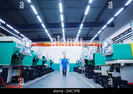 Lavoratore a piedi attraverso le piccole parti di stabilimento di produzione in Cina Foto Stock