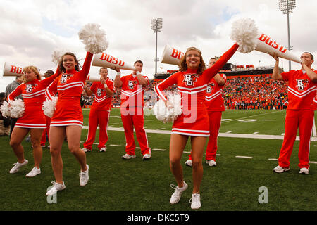 Ottobre 15, 2011 - Bowling Green, Ohio, Stati Uniti - il Bowling Green cheerleaders durante l'azione di gioco. Il Toledo Rockets, della Conferenza Mid-American divisione Ovest, ha sconfitto il Bowling Green falchi, del MAC Divisione est, 28-21 nella sessione inaugurale del gioco per il ''Battaglia della I-75'' trofeo a Doyt Perry Stadium di Bowling Green, Ohio. (Credito Immagine: © Scott Grau/Southcreek/ZUMAPRESS.com) Foto Stock