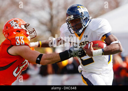 Ottobre 15, 2011 - Bowling Green, Ohio, Stati Uniti - Toledo quarterback Terrance Owens (2) combatte off Bowling Green linebacker Paul Swan (33) che porta la palla durante il quarto trimestre di azione di gioco. Il Toledo Rockets, della Conferenza Mid-American divisione Ovest, ha sconfitto il Bowling Green falchi, del MAC Divisione est, 28-21 nella sessione inaugurale del gioco per il ''Battaglia della I-75'' trofeo a Foto Stock