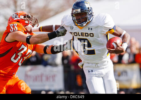 Ottobre 15, 2011 - Bowling Green, Ohio, Stati Uniti - Toledo quarterback Terrance Owens (2) combatte off Bowling Green linebacker Paul Swan (33) che porta la palla durante il quarto trimestre di azione di gioco. Il Toledo Rockets, della Conferenza Mid-American divisione Ovest, ha sconfitto il Bowling Green falchi, del MAC Divisione est, 28-21 nella sessione inaugurale del gioco per il ''Battaglia della I-75'' trofeo a Foto Stock