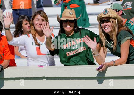 Ottobre 15, 2011 - Chapel Hill, North Carolina, USA - Miami tifosi celebrare durante il gioco di oggi.Miami sconfigge North Carolina 30-24 a Kenan Stadium di Chapel Hill nella Carolina del Nord. (Credito Immagine: © Anthony Barham/Southcreek/ZUMAPRESS.com) Foto Stock