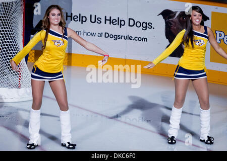 Ottobre 15, 2011 - Nashville, Tennessee, Stati Uniti - Nashville Predators cheerleaders in pre-attività di gioco. Il New Jersey Devils sconfitto il Nashville Predators 3-2 in una sparatoria alla Bridgestone Arena di Nashville, TN (credito Immagine: © Wagner/Southcreek/ZUMAPRESS.com) Foto Stock