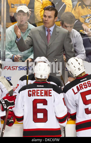 Ottobre 15, 2011 - Nashville, Tennessee, Stati Uniti - New Jersey Devils head coach Pietro DeBoer dà istruzioni nel terzo periodo. Il New Jersey Devils sconfitto il Nashville Predators 3-2 in una sparatoria alla Bridgestone Arena di Nashville, TN (credito Immagine: © Wagner/Southcreek/ZUMAPRESS.com) Foto Stock