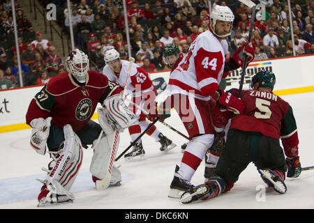 Ottobre 15, 2011 - St. Paul, Minnesota, Stati Uniti - Minnesota Wild defenceman Greg Zanon (5) si raccorda in per aiutare goaltender Josh Harding (37) nella partita di hockey tra le ali rosse di Detroit e il Minnesota Wild all'Xcel Energy Center di St Paul, Minnesota. Ali rosse di Detroit ala destra Todd Bertuzzi (44) e il centro di Darren Helm (43) applicano pressione. Il Red Wings ha vinto il gioco 3-2 in overti Foto Stock