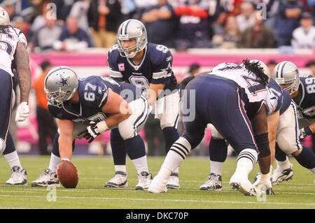 16 ottobre 2011 - Foxborough, Massachusetts, STATI UNITI - Dallas Cowboys QB Tony Romo (9) in corrispondenza della linea. Il New England Patriots sconfitta Dallas Cowboys 20 - 16 a Gillette Stadium. (Credito Immagine: © Geoff Bolte/Southcreek/ZUMAPRESS.com) Foto Stock