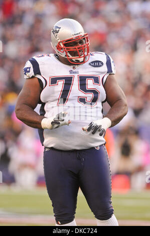 16 ottobre 2011 - Foxborough, Massachusetts, STATI UNITI - New England Patriots NT Vince Wilfork (75). Il New England Patriots sconfitta Dallas Cowboys 20 - 16 a Gillette Stadium. (Credito Immagine: © Geoff Bolte/Southcreek/ZUMAPRESS.com) Foto Stock