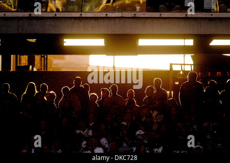 16 ottobre 2011 - Foxborough, Massachusetts, STATI UNITI - Le ventole si stagliano dalla luce del sole proveniente attraverso lo stadio. Il New England Patriots sconfitta Dallas Cowboys 20 - 16 a Gillette Stadium. (Credito Immagine: © Geoff Bolte/Southcreek/ZUMAPRESS.com) Foto Stock