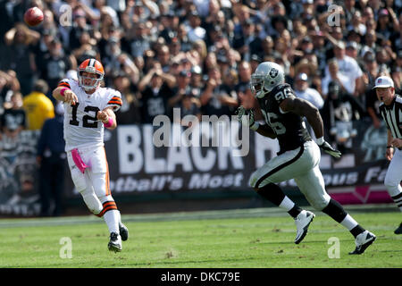 16 ottobre 2011 - Oakland, la California, Stati Uniti - Browns quarterback Colt McCoy (12) rilascia un pass dopo la cifratura lontano da predatori linebacker Kamerion Wimbley (96) durante il gioco di NFL tra i Cleveland Browns e Oakland Raiders a O.co Coliseum di Oakland, CA. I raider tenuto su per un 24-17 Win. (Credito Immagine: © Matt Cohen/Southcreek/ZUMAPRESS.com) Foto Stock