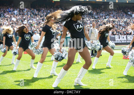 16 ottobre 2011 - Oakland, la California, Stati Uniti - Le Raiderettes eseguire durante il gioco di NFL tra i Cleveland Browns e Oakland Raiders a O.co Coliseum di Oakland, CA. I raider tenuto su per un 24-17 Win. (Credito Immagine: © Matt Cohen/Southcreek/ZUMAPRESS.com) Foto Stock