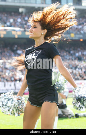 16 ottobre 2011 - Oakland, la California, Stati Uniti - Le Raiderettes eseguire durante il gioco di NFL tra i Cleveland Browns e Oakland Raiders a O.co Coliseum di Oakland, CA. I raider tenuto su per un 24-17 Win. (Credito Immagine: © Matt Cohen/Southcreek/ZUMAPRESS.com) Foto Stock