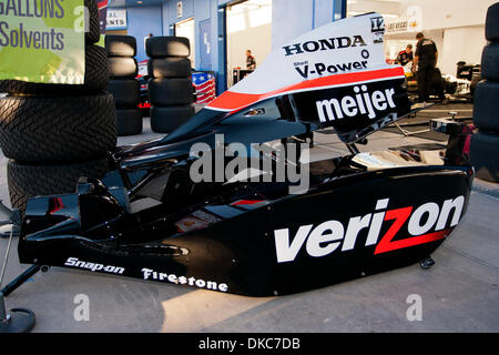 16 ottobre 2011 - Las Vegas, Nevada, STATI UNITI - La ripartizione delle parti per la #12 Verizon Honda all'Izod IndyCar Campionati del Mondo di Las Vegas Motor Speedway di Las Vegas, Nevada. (Credito Immagine: © Matt Gdowski/Southcreek/ZUMAPRESS.com) Foto Stock