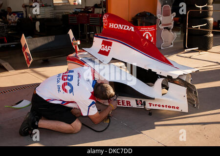 16 ottobre 2011 - Las Vegas, Nevada, Stati Uniti - uno dei #14 Alimentazione ABC Company Honda membri di equipaggio opere sulla macinazione di plastica mentre nel box all'Izod IndyCar Campionati del Mondo di Las Vegas Motor Speedway di Las Vegas, Nevada. (Credito Immagine: © Matt Gdowski/Southcreek/ZUMAPRESS.com) Foto Stock