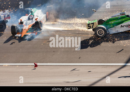 16 ottobre 2011 - Las Vegas, Nevada, Stati Uniti - un grave crash attraverso il tunnel raccolti 13 vetture da gara e la vita di Dan Wheldon, driver della #77 Bowers & Wilkins Honda, all'Izod IndyCar Campionati del Mondo di Las Vegas Motor Speedway di Las Vegas, Nevada. Wheldon è stato dichiarato morto a causa delle sue ferite circa un ora e mezza dopo il crash. (Credito Immagine: © Matt Foto Stock