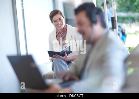 Uomo d affari con computer portatile, imprenditrice iscritto Foto Stock