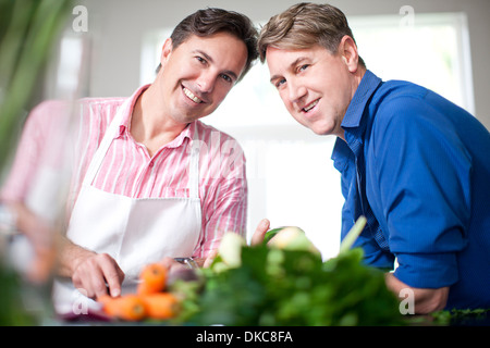 Gli uomini di età matura per la cottura e la preparazione di ortaggi freschi Foto Stock